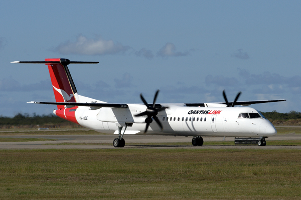 QANTAS LINK DASH 8 400 BNE RF IMG_9983.jpg