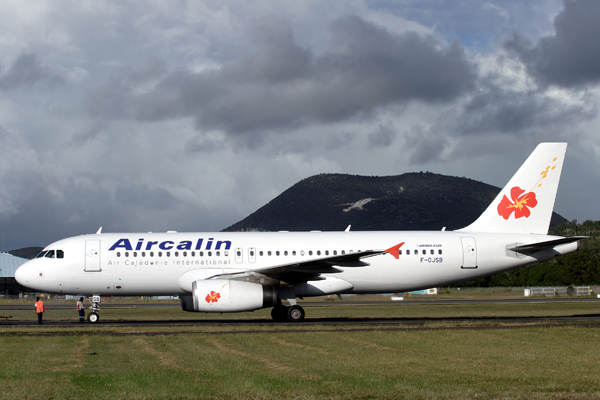 AIR CALIN AIRBUS A320 NOU RF IMG_0111.jpg