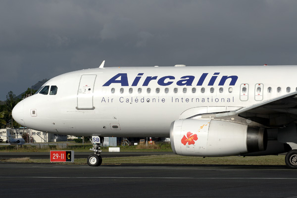 AIR CALIN AIRBUS A320 NOU RF IMG_0116.jpg