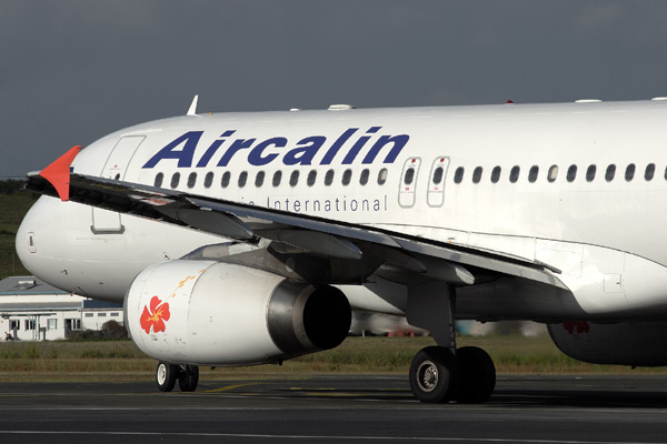 AIR CALIN AIRBUS A320 NOU RF IMG_0120.jpg