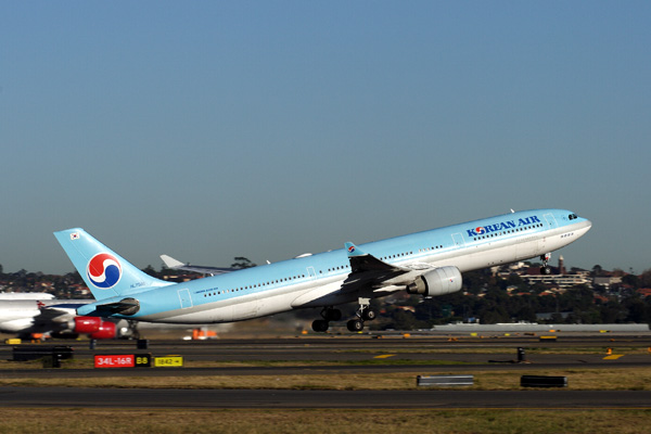 KOREAN AIR AIRBUS A330 300 SYD RF.jpg