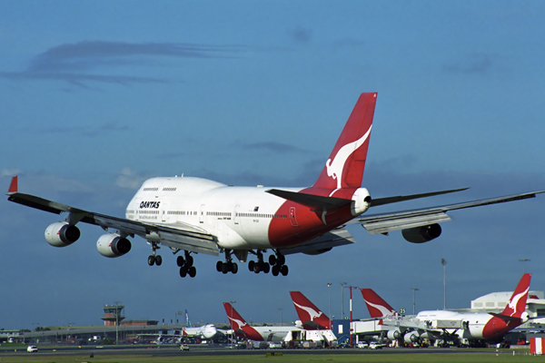 QANTAS BOEING 747 400 SYD RF 1618 19.jpg