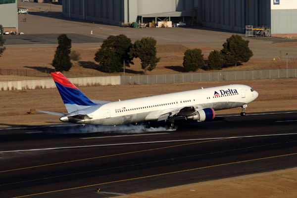 DELTA BOEING 767 300 JNB RF IMG_1074.jpg