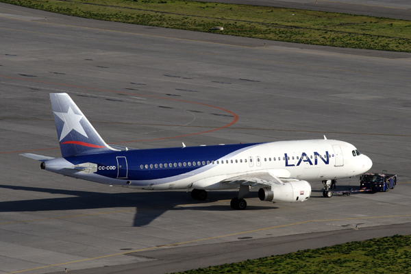 LAN AIRBUS A320 SCL RF IMG_0416.jpg