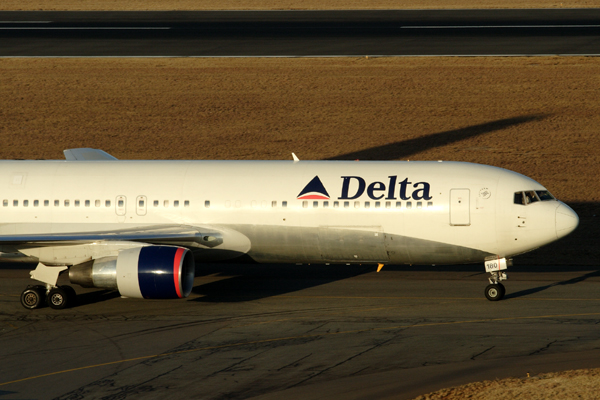 DELTA BOEING 767 300 JNB RF IMG_0638.jpg