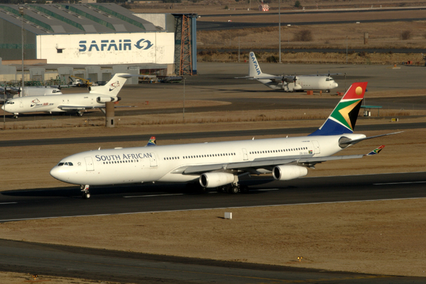 SOUTH AFRICAN AIRBUS A340 300 JNB RF BRIMG_0604.jpg