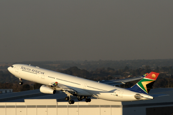 SOUTH AFRICAN AIRBUS A340 300 JNB RF IMG_0654.jpg