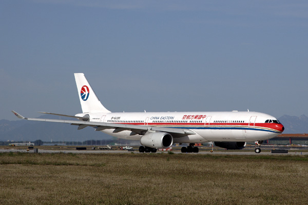 CHINA EASTERN AIRBUS A330 300 BJS RF IMG_4053.jpg