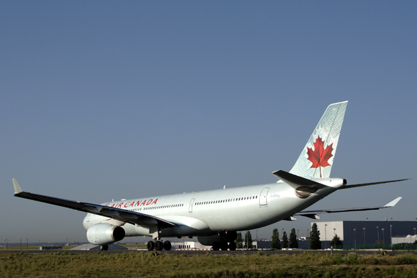 AIR CANADA AIRBUS A330  300 CDG RF IMG_2440.jpg