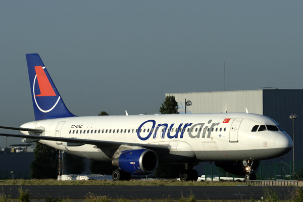 ONUR AIR AIRBUS A320 CDG RF IMG_2706.jpg