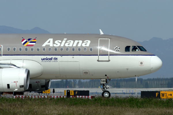 ASIANA AIRBUS A320 BJS RF IMG_4196.jpg
