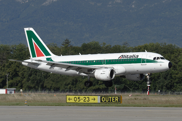 ALITALIA AIRBUS A319 GVA RF IMG_3104.jpg