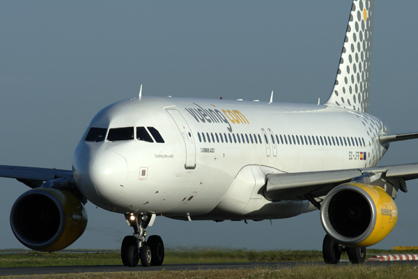 VUELING AIRBUS A320 CDG RF IMG_3023.jpg