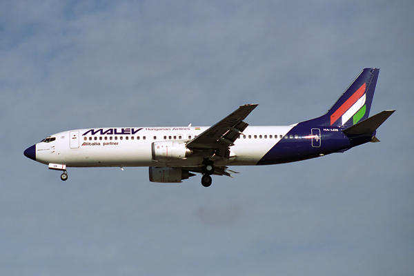 MALEV BOEING 737 400 LHR RF 1078 14.jpg