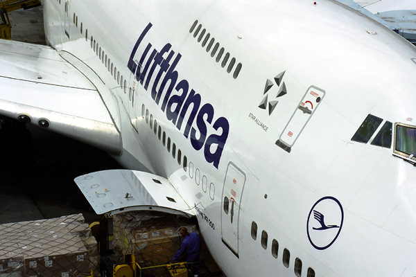 LUFTHANSA BOEING 747 400 MUC RF 1294 17.jpg