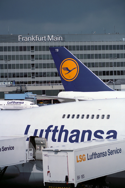 LUFTHANSA AIRCRAFT FRA RF 713 22.jpg