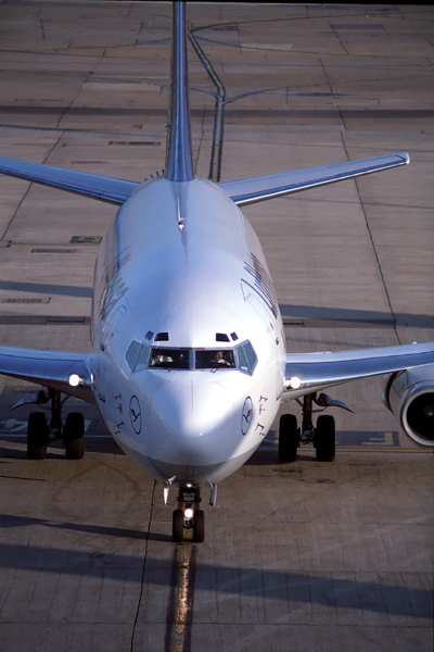 LUFTHANSA BOEING 737 200 LHR RF 721 11.jpg