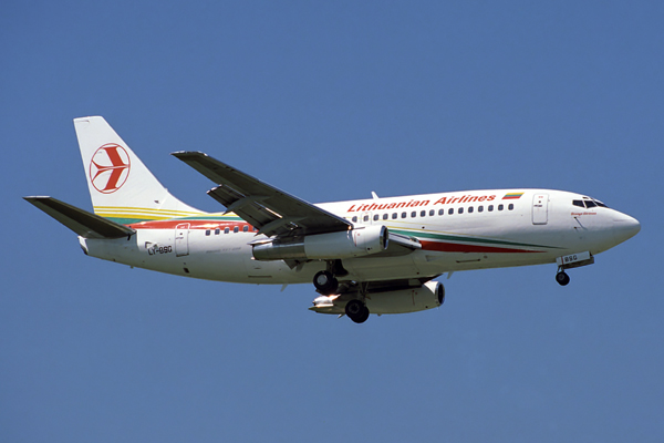 LITHUANIAN AIRLINES BOEING 737 200 LGW RF 1403 21.jpg