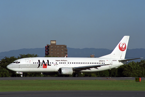 JAPAN AIRLINES BOEING 737 400 NGO RF 1586 26.jpg