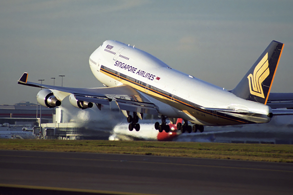 SINGAPORE AIRLINES BOEING 747 400 SYD RF 1471 17.jpg