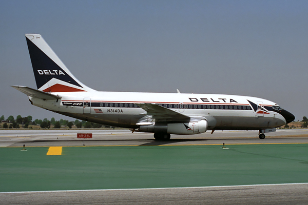 DELTA BOEING 737 200 LAX RF 512 23.jpg