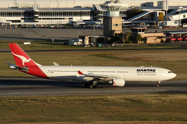 QANTAS AIRBUS A330 300 PER RF IMG_5781.jpg