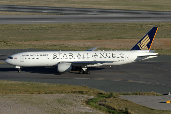 SINGAPORE AIRLINES BOEING 777 200 PER RF IMG_5800.jpg