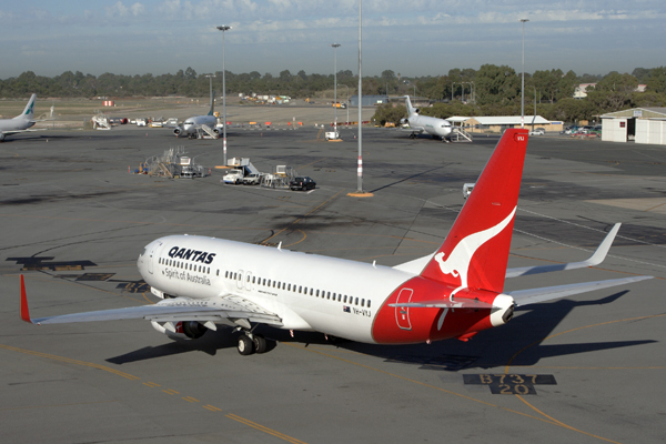 QANTAS BOEING 737 800 PER RF IMG_5824.jpg