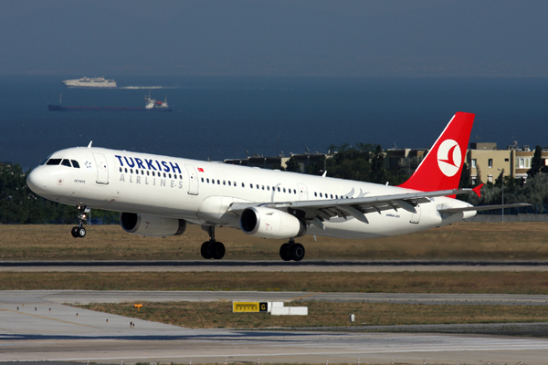 TURKISH AIRLINES AIRBUS A321 IST RF IMG_5036.jpg