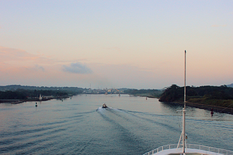 DSC01462 - Approaching the Gatun Locks on the Atlantic side of the Panama Canal about 6:20AM 24/04/04