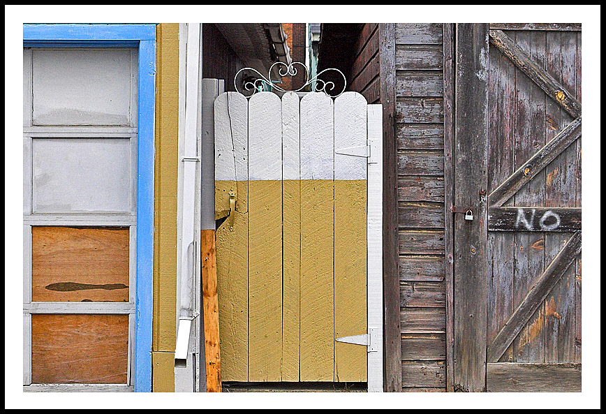 Gate Sandwich <br> by carl lafong