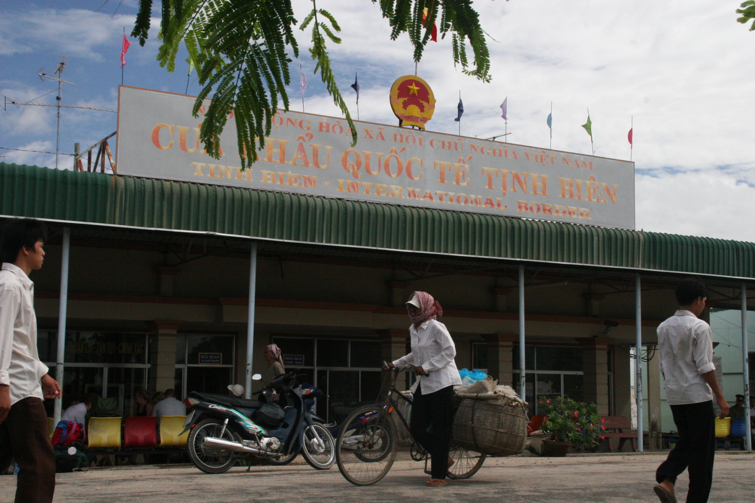 crossing border from Vietnam to South Cambodia at Tihn Bien