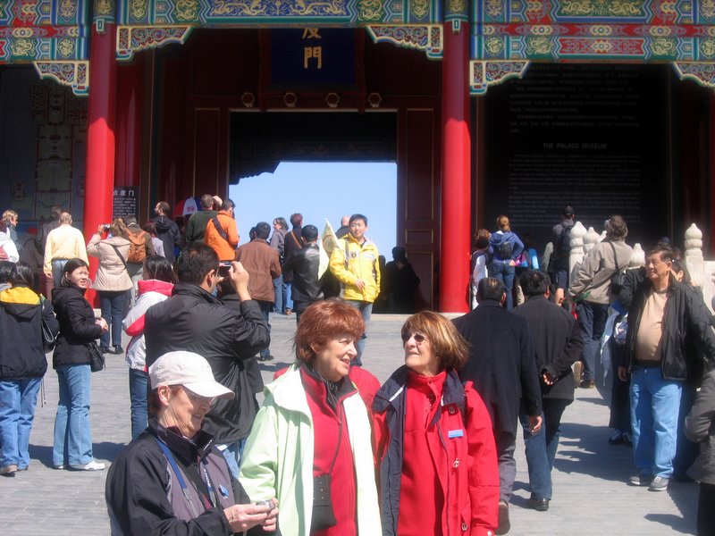 Pierrette, Suzanne et Madeleine devant la Porte du Midi.