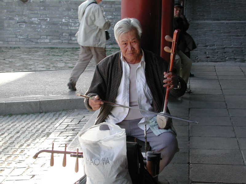 Joueur d'un instrument de musique chinois (banhu)