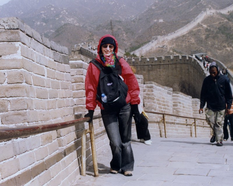 Lise montant les escaliers de la Grande Muraille