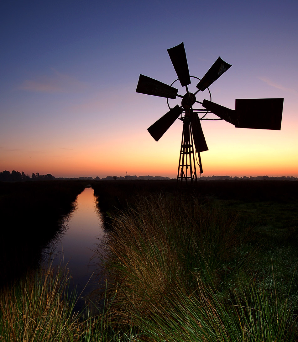 Veldmolen, net voor zon op komt, at dawn
