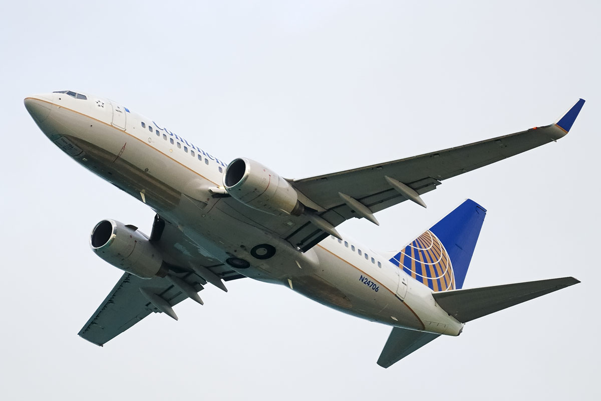 Boeing 737 leaving Bermuda.