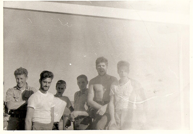 Fra v Lettmatros fra Grimstad Arnold Halsen ukjent Alf Bakkehaug Arnfinn Andersen ukjent.jpg