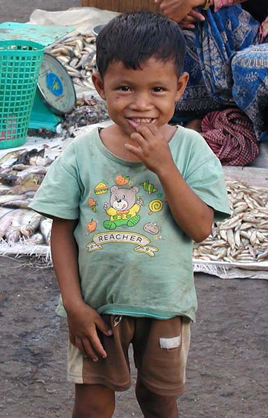 child at fish market.jpg