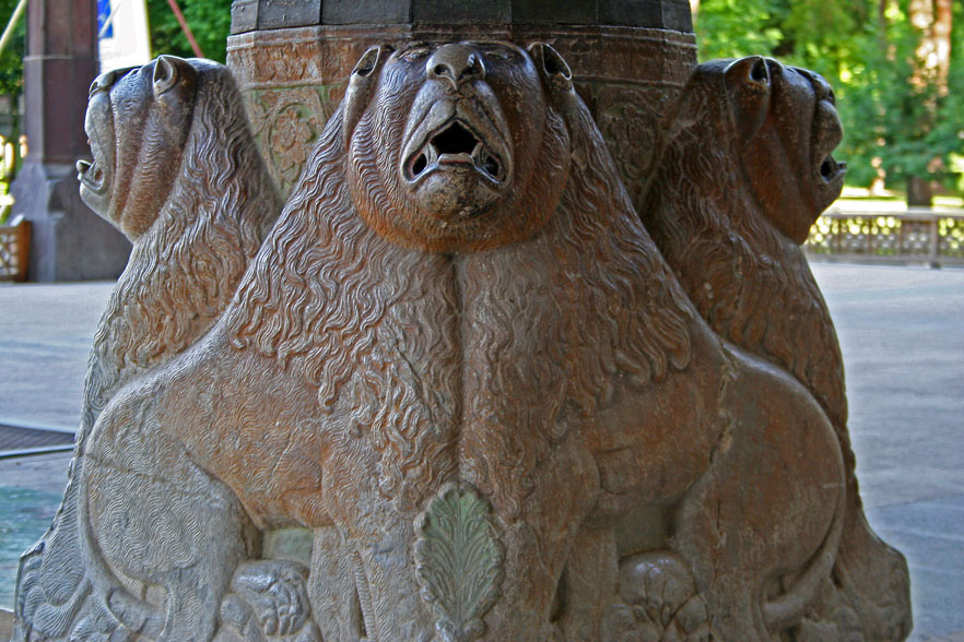 Column pedimant, Chehel Sotun Palace