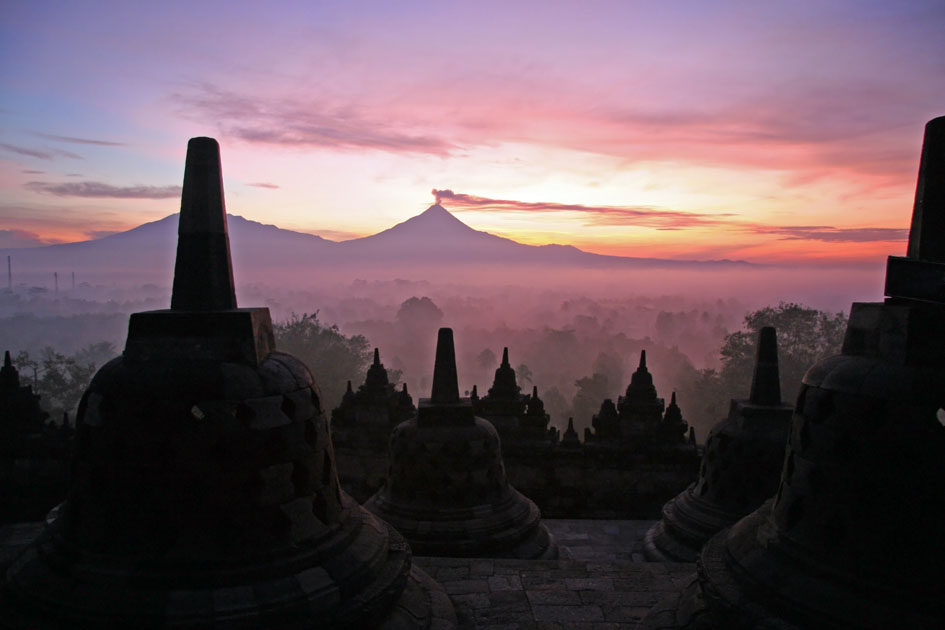 Borobudur: sunrise over Gunung Merapi