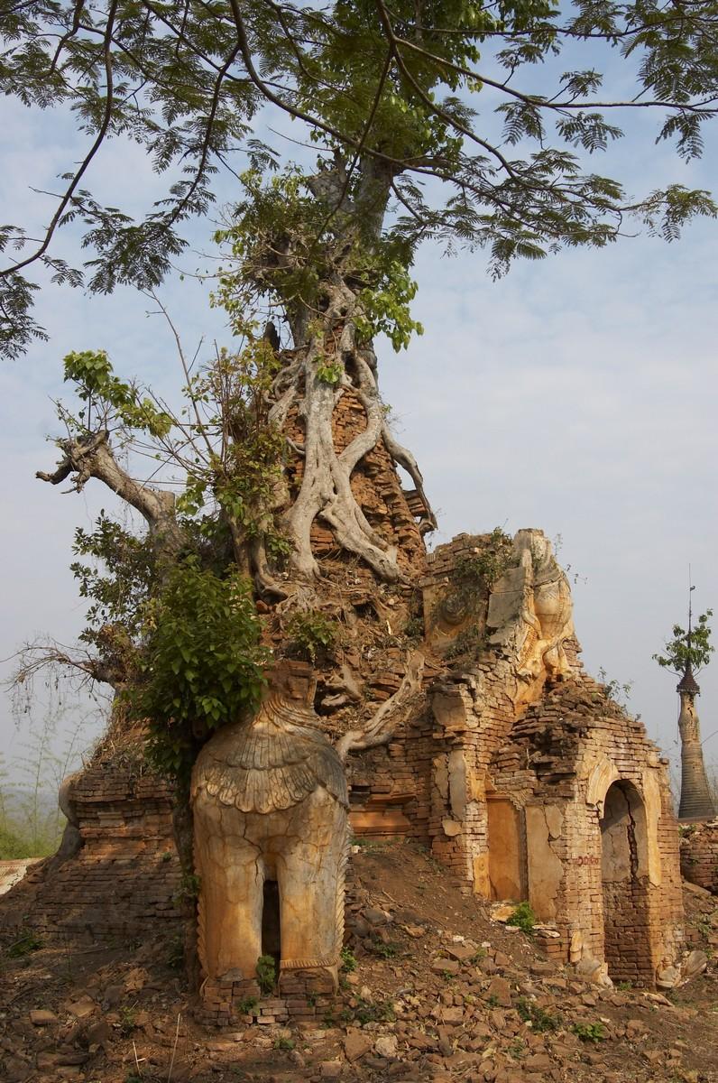 Broken stupa, In Dein