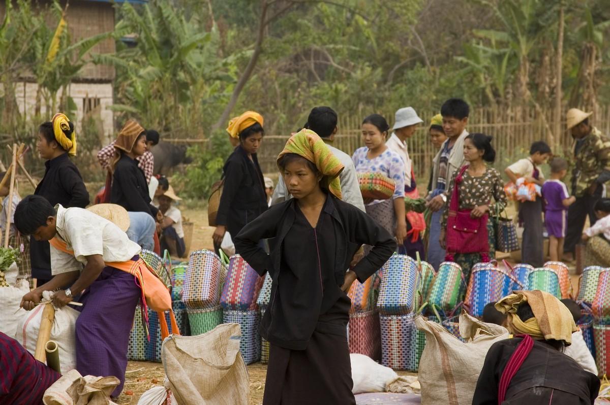Serious Shan women, In Dein market