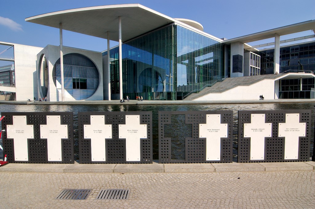 Memorial for people crossing East to West via the river Spree