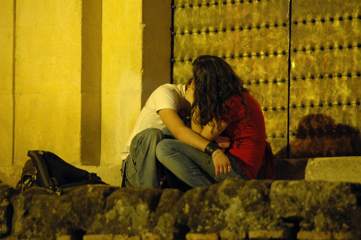 Kiss at the Mezquita door