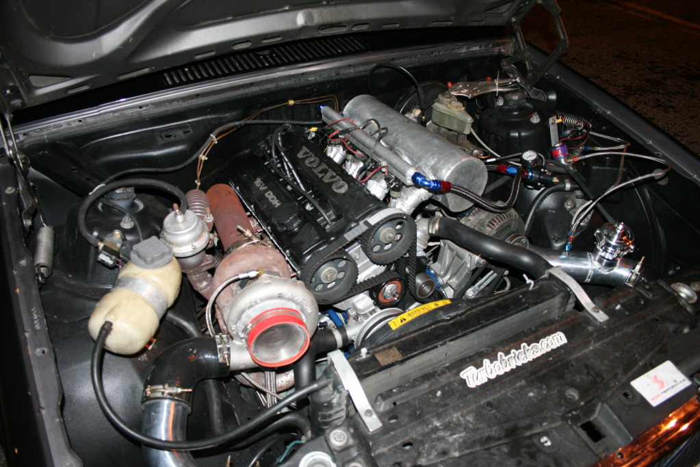 volvo_engine_bay.jpg