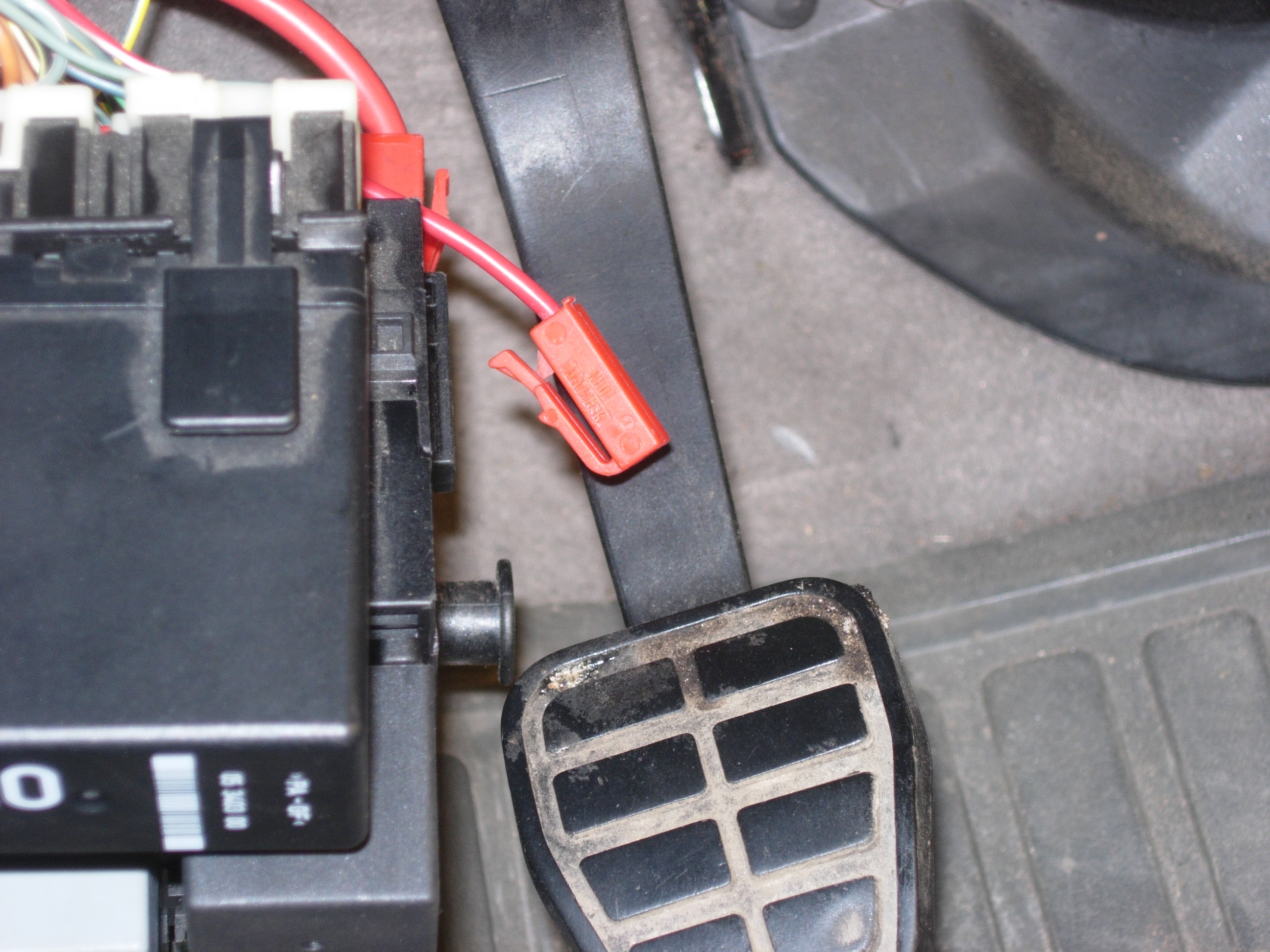 fuse box wire plug.JPG