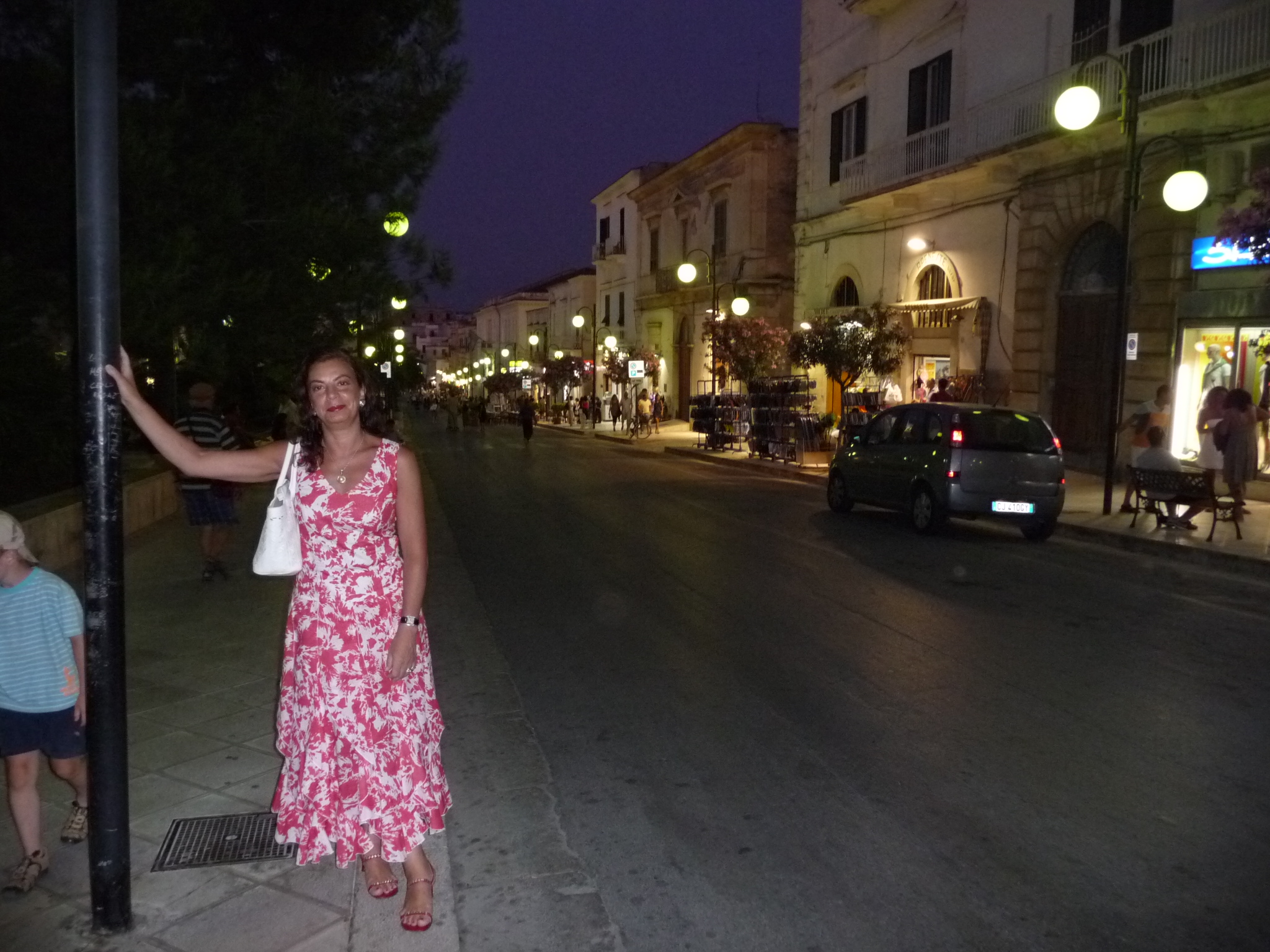 Elisabetta sul viale principale di Vieste