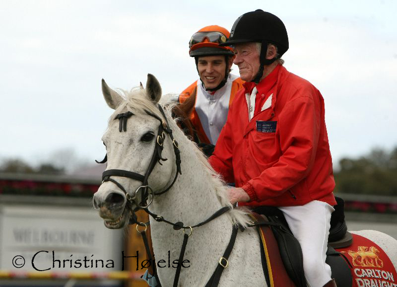 0760h.jpg (Lead Horse and Okay Oky with Chris Symons behind)