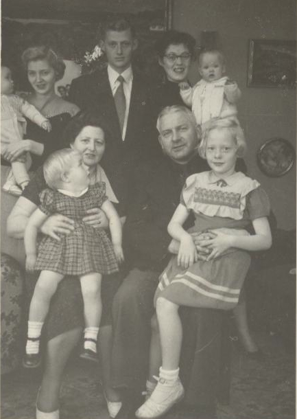 F.v. Valborg m/Lauru, amma m/Dóru, Kjartan, afi m/Erlu og mamma m/Veru 1953